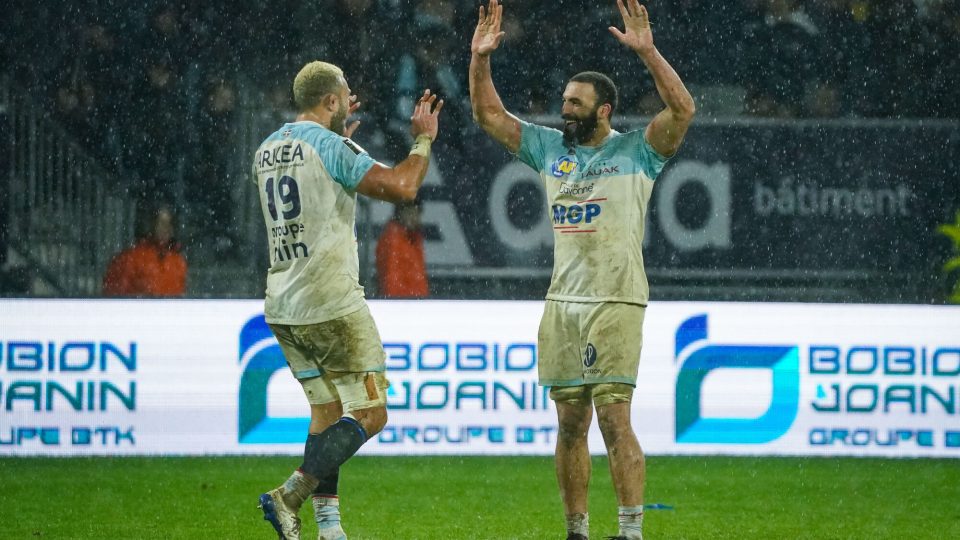 Uzair CASSIEM of Aviron Bayonnais celebrates the victory with Olajuwon NOA of Aviron Bayonnais during the Top 14 match between Bayonne and Lyon OU at Stade Jean Dauger on December 3, 2022 in Bayonne, France. (Photo by Pierre Costabadie/Icon Sport)