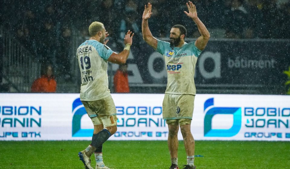Uzair CASSIEM of Aviron Bayonnais celebrates the victory with Olajuwon NOA of Aviron Bayonnais during the Top 14 match between Bayonne and Lyon OU at Stade Jean Dauger on December 3, 2022 in Bayonne, France. (Photo by Pierre Costabadie/Icon Sport)
