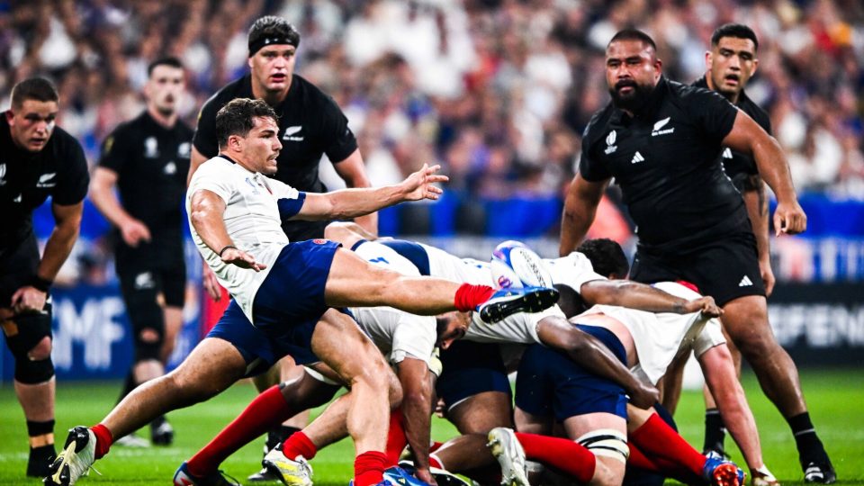 8 September 2023; Antoine Dupont of France kicks clear during the 2023 Rugby World Cup Pool A match between France and New Zealand at the Stade de France in Paris, France. Photo by Harry Murphy/Sportsfile 

Photo by Icon Sport