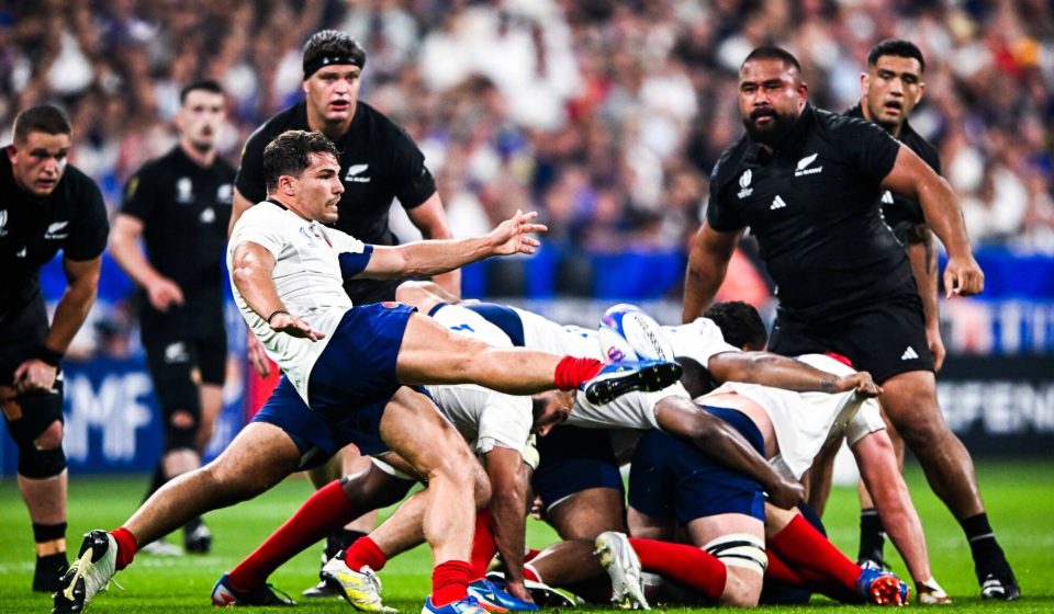 8 September 2023; Antoine Dupont of France kicks clear during the 2023 Rugby World Cup Pool A match between France and New Zealand at the Stade de France in Paris, France. Photo by Harry Murphy/Sportsfile 

Photo by Icon Sport