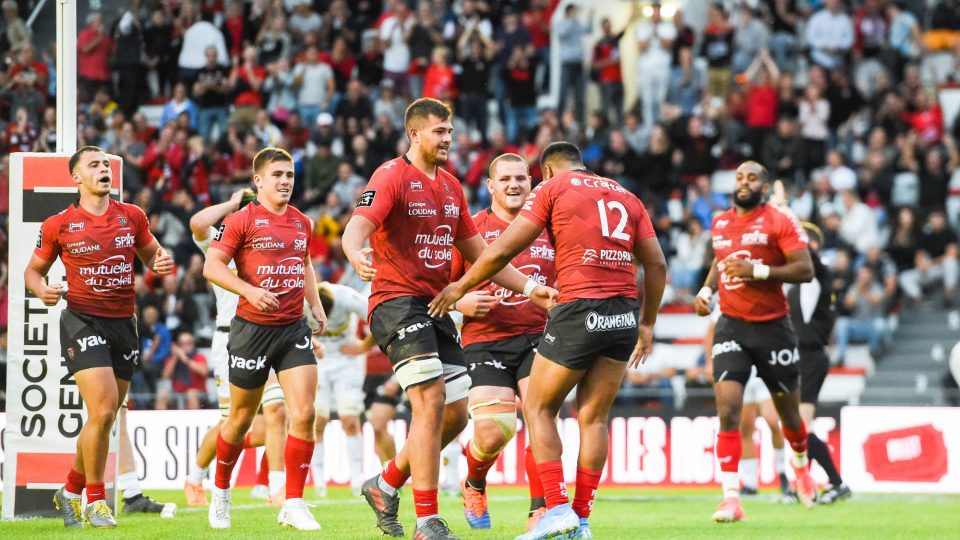 Julian SAVEA of Toulon celebrates his try with team-mates  during the Top 14 match between Toulon and La Rochelle at Felix Mayol Stadium on October 6, 2019 in Toulon, France. (Photo by Alexandre Dimou/Icon Sport) - Julian SAVEA - Stade Felix Mayol - Toulon (France)