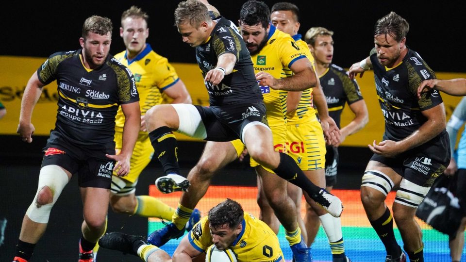 Jules PLISSON of La Rochelle and Alexandre FISCHER of Clermont during the Top 14 match between La Rochelle and Clermont on November 8, 2020 in La Rochelle, France. (Photo by Eddy Lemaistre/Icon Sport) - Jules PLISSON - Alexandre FISCHER - Stade Marcel-Deflandre - La Rochelle (France)