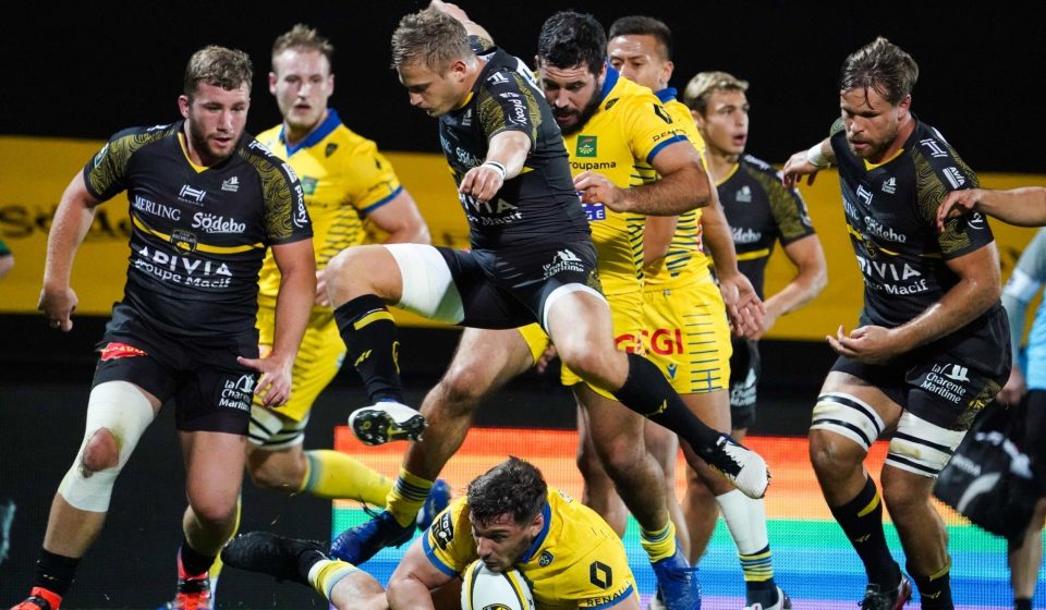 Jules PLISSON of La Rochelle and Alexandre FISCHER of Clermont during the Top 14 match between La Rochelle and Clermont on November 8, 2020 in La Rochelle, France. (Photo by Eddy Lemaistre/Icon Sport) - Jules PLISSON - Alexandre FISCHER - Stade Marcel-Deflandre - La Rochelle (France)