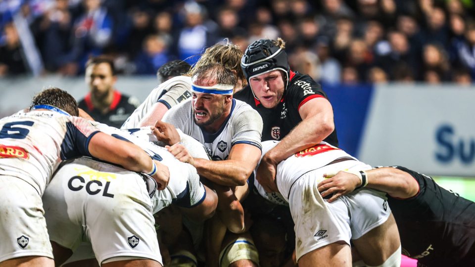 Tyler ARDRON of Castres and Thibaud FLAMENT of Toulouse during the Top 14 match between Castres Olympique and Stade Toulousain Rugby at Stade Pierre-Fabre on November 18, 2023 in Castres, France. (Photo by Laurent Frezouls/Icon Sport)