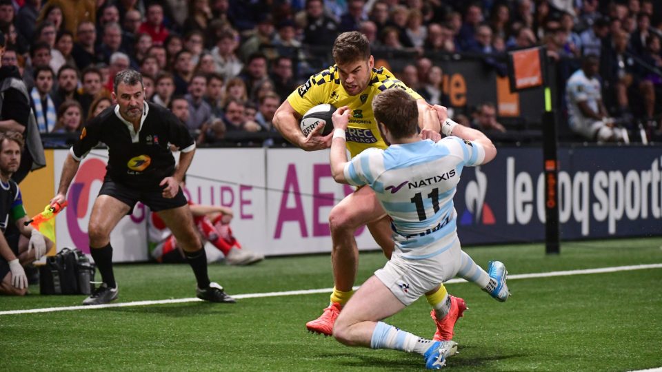 (L-R) Damian PENAUD of Clermont hands off Louis DUPICHOT of Racing 92 to run in a try during the Top 14 match between Racing 92 and Clermont on January 4, 2020 in Nanterre, France. (Photo by Dave Winter/Icon Sport) - Louis DUPICHOT - Damian PENAUD - Paris La Defense Arena - Paris (France)