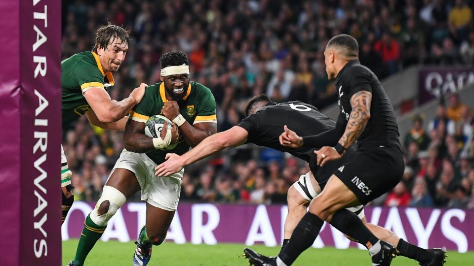 Siya Kolisi of South Africa charges for the line to score a try during the International match South Africa vs New Zealand at Twickenham Stadium, Twickenham, United Kingdom, 25th August 2023 (Photo by Mike Jones/News Images) in , on 8/25/2023. (Photo by Mike Jones/News Images/Sipa USA) - Photo by Icon sport