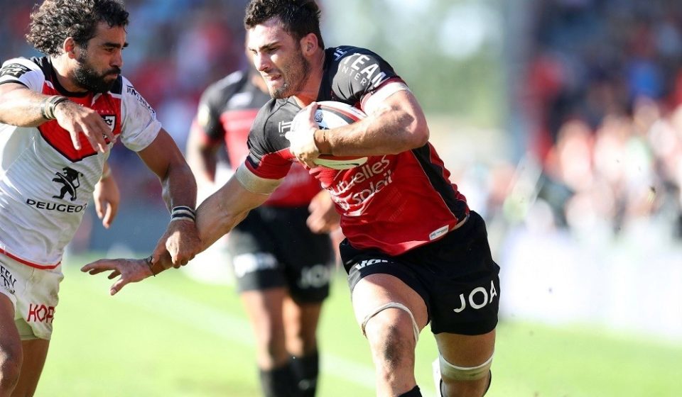 Charles Ollivon of Toulon evades Yoann Huget of Toulouse and runs to score a try during the Top 14 match between Stade Toulousain v RC Toulon on September 11, 2016 in Toulouse, France. (Photo by Manuel Blondeau/Icon Sport)