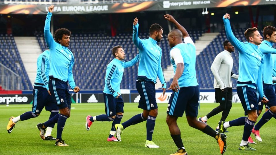 SALZBURG,AUSTRIA,27.SEP.17 - SOCCER - UEFA Europa League, group stage, Red Bull Salzburg vs Olympique Marseille, preview, training Marseille. Image shows Luiz Gustavo (Marseille) and the team. Photo: Felix Roittner / GEPA / Icon Sport